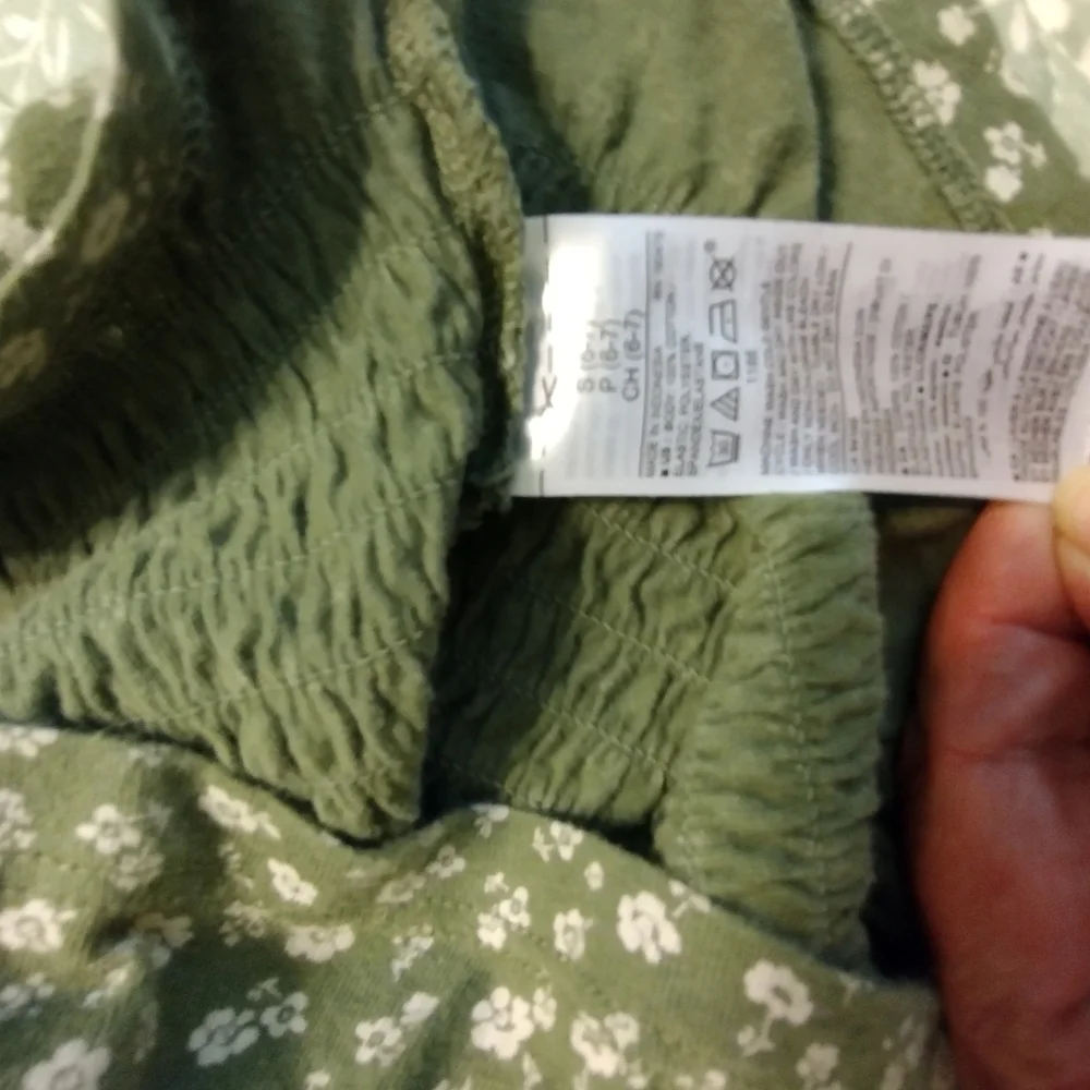 💚 2/$10 Old Navy Green Floral Smocked Long Sleeve Pullover Top Shirt Size 6-7